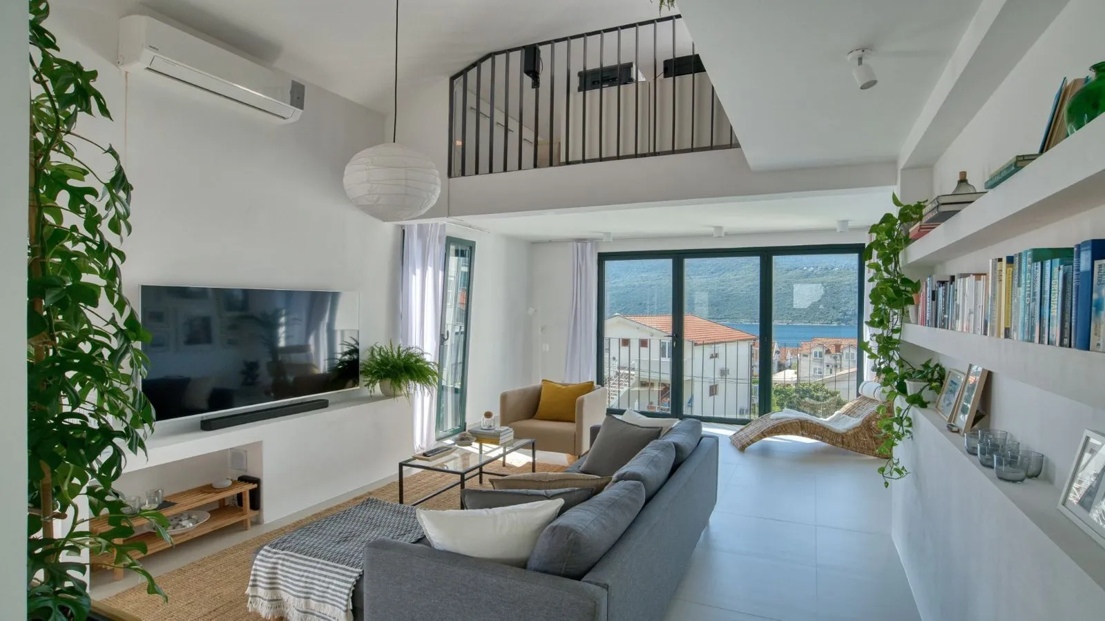 Izdavanje, dvosoban stan, 110m², Đenovići, Herceg Novi