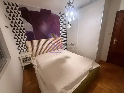 Namještena spavaća soba sa bračnim krevetom, uzglavljem i ugradnim ormarom. - image 7