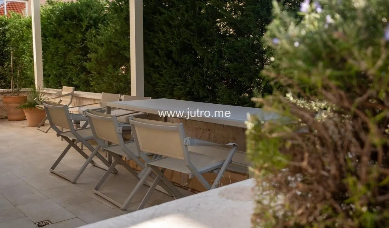 Prodaja, dvosoban stan, 103m², Centar, Tivat