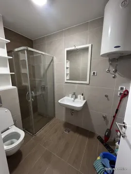 Kupatilo opremljeno tuš kabinom, umivaonikom i wc šoljom. - image 11