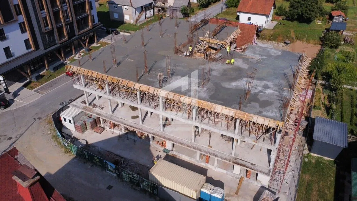 Pogled iz vazduha na stambeni objekat u izgradnji sa betonskom konstrukcijom.
