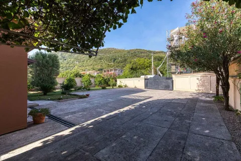 Prostrano popločano dvorište sa zelenilom i pogledom na brda. - image 4