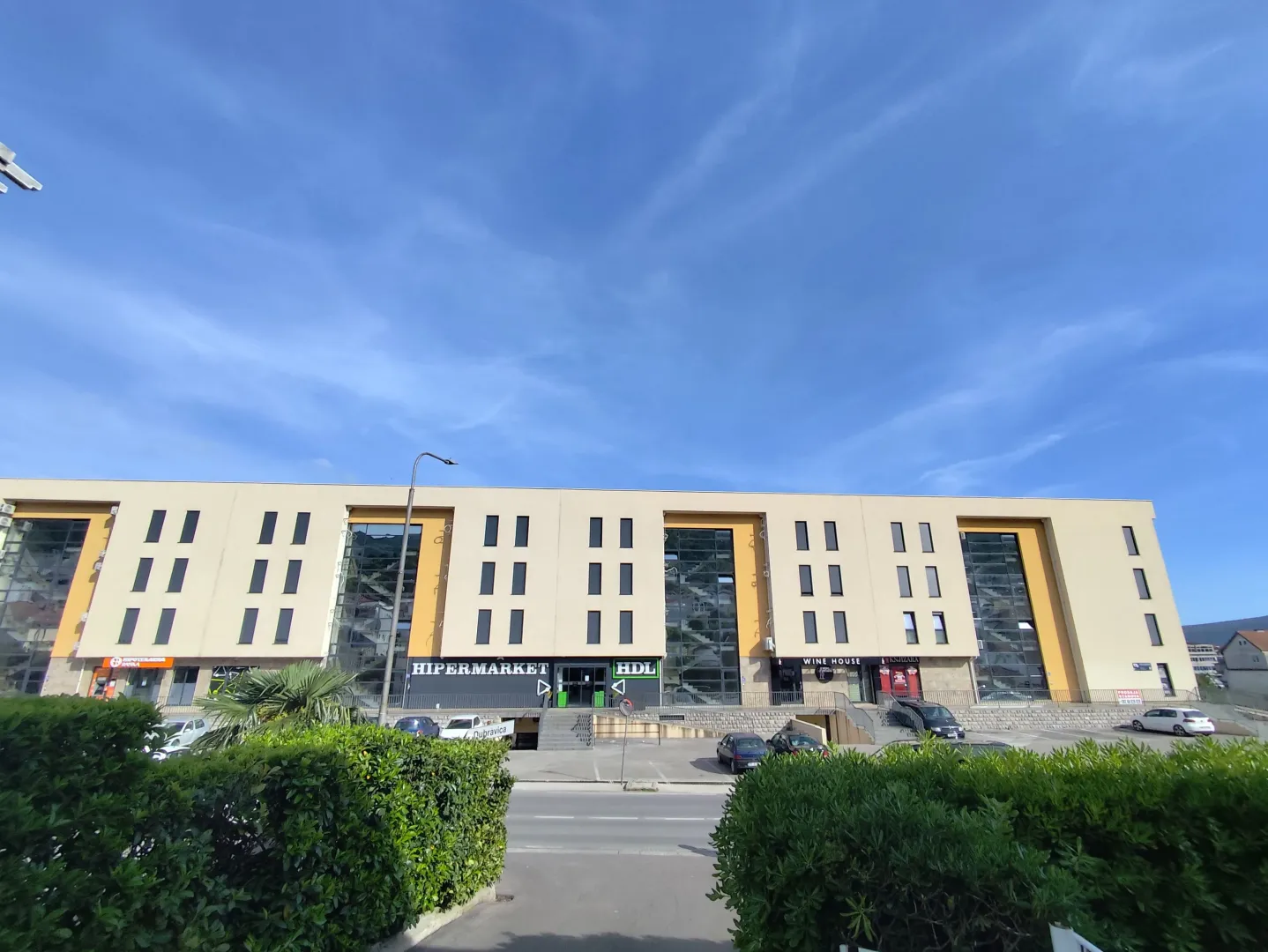 Spoljašnji izgled poslovno-stambenog objekta sa prodavnicama u prizemlju.