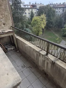Pogled sa balkona na dvorište i okolne zgrade. - image 7