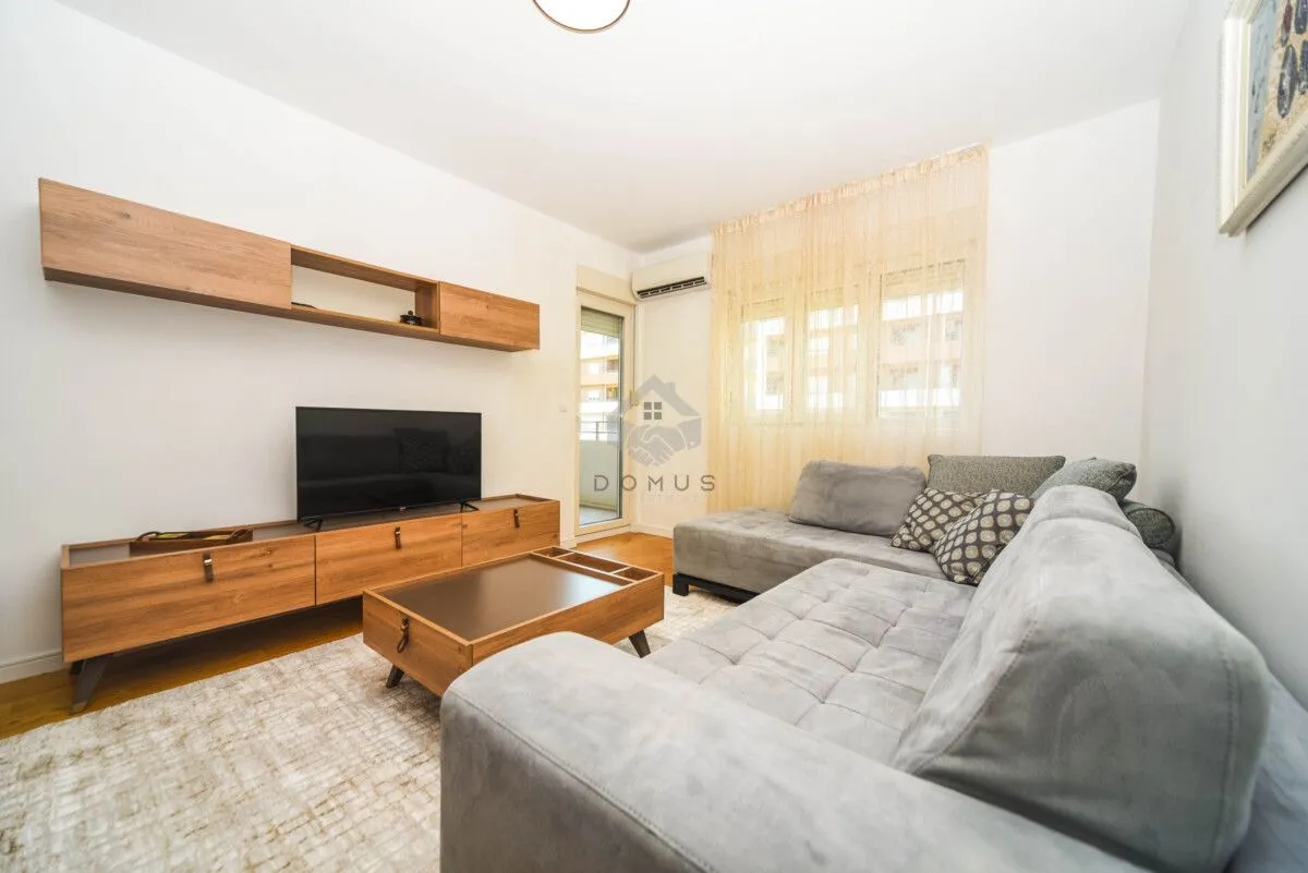 Izdavanje, jednosoban stan, 49m², Central Point, Podgorica