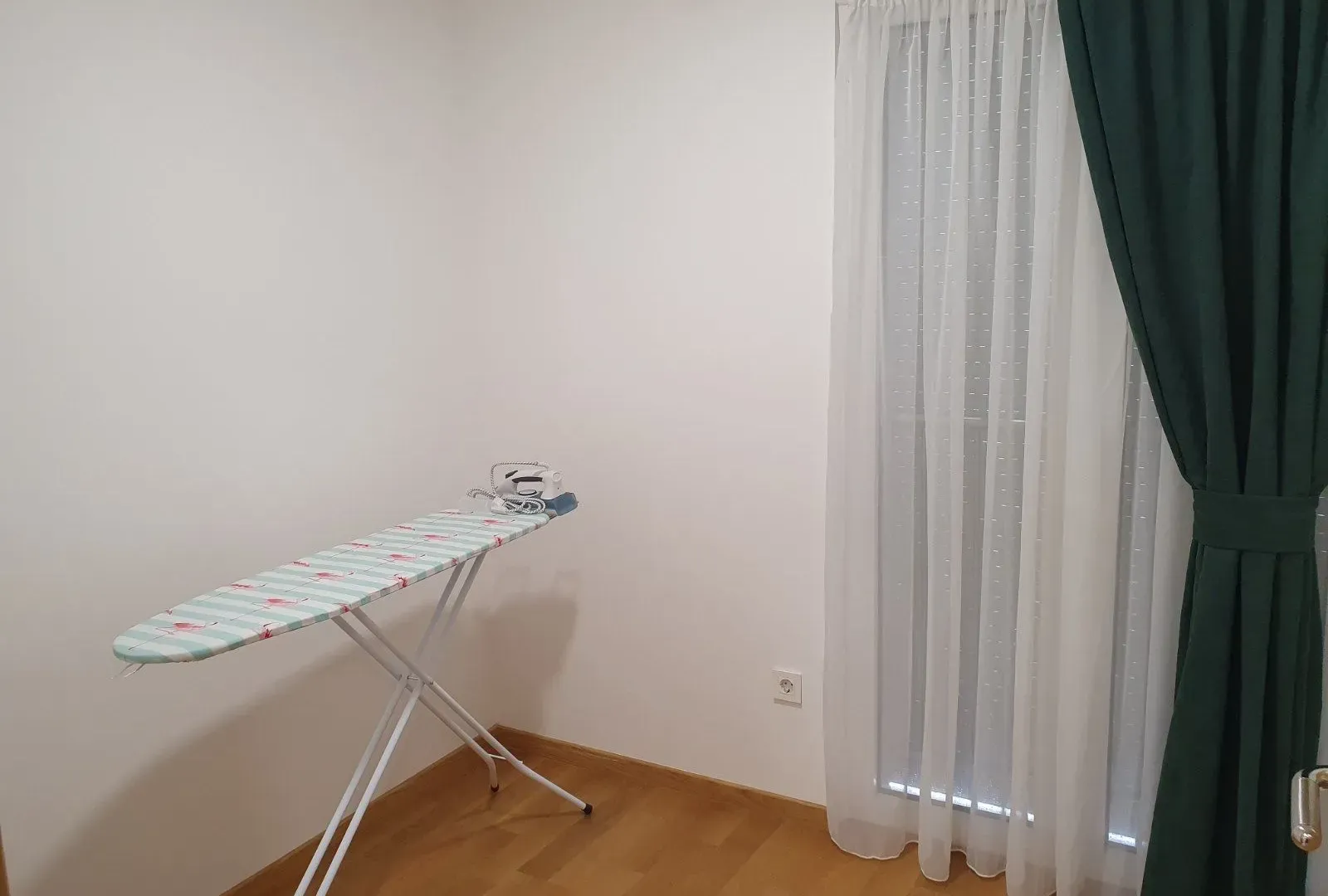 Izdavanje, trosoban stan, 100m², Pod Kuk, Tivat