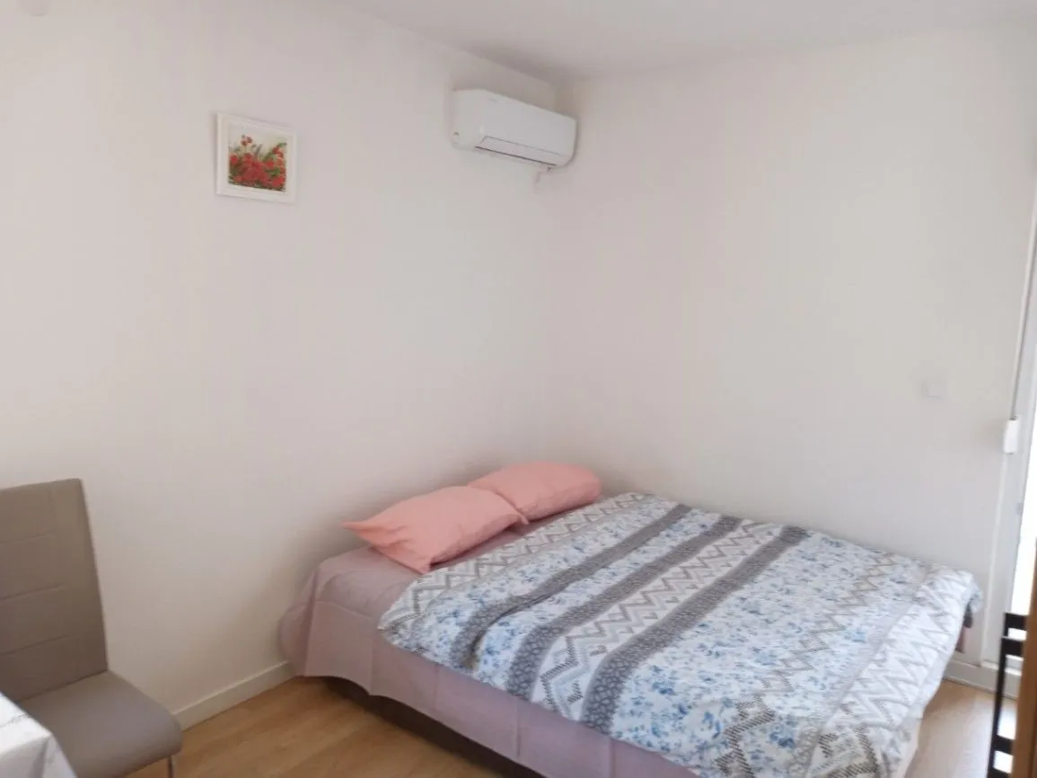 Bright bedroom with a double bed and air conditioning.