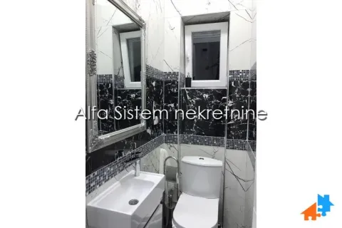 Manje kupatilo sa lavaboom, toaletom i ogledalom. - image 11