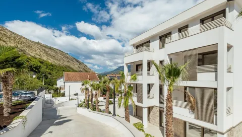 Pogled na spoljašnjost moderne stambene zgrade sa palmama i okruženjem. - image 10