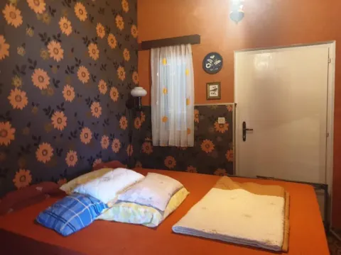 Spavaća soba sa krevetom i tapetama sa cvjetnim uzorkom. - image 6