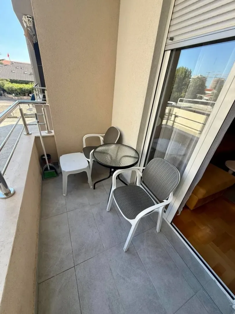Manji namješten balkon sa garniturom za sjedenje.