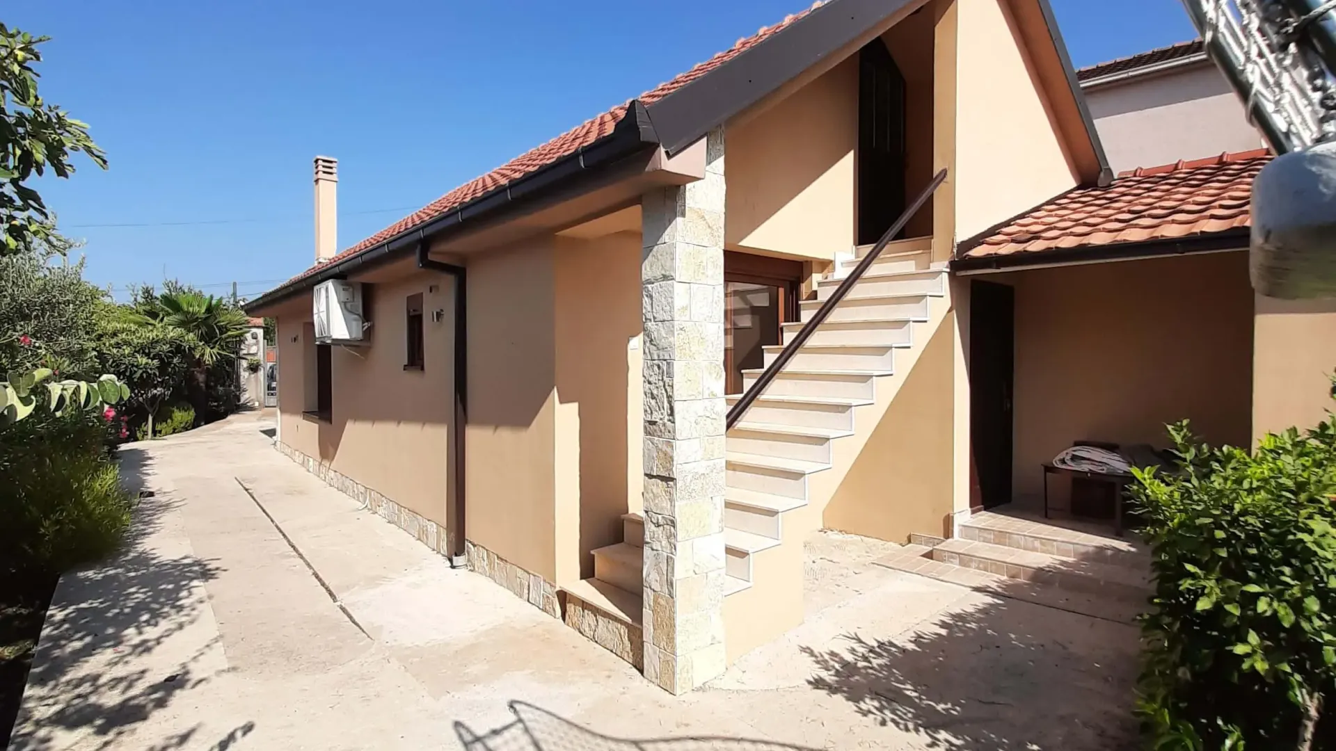 Izdavanje, kuća, 100m², Mareza, Podgorica