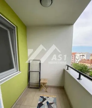 Natkriveni balkon sa pločicama i pogledom na naselje. - image 9
