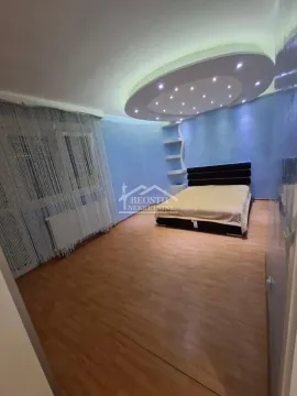 Spavaća soba sa bračnim krevetom i spuštenim plafonom sa rasvetom. - image 16