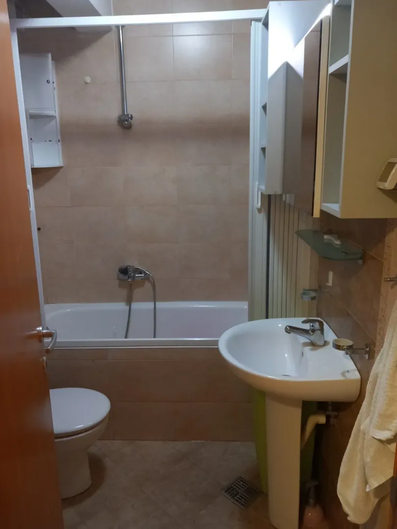 Jednostavno kupatilo sa kadom, lavaboom i toaletom.