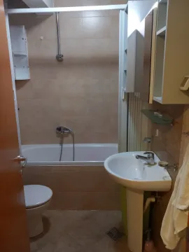 Jednostavno kupatilo sa kadom, lavaboom i toaletom. - image 12