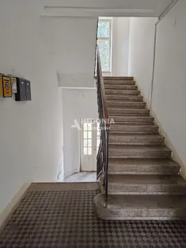 Unutrašnje stepenište i hodnik zgrade sa poštanskim sandučićima. - image 10