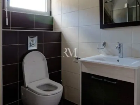 Izdavanje, trosoban stan, 140m², Opatovo, Tivat - image 13