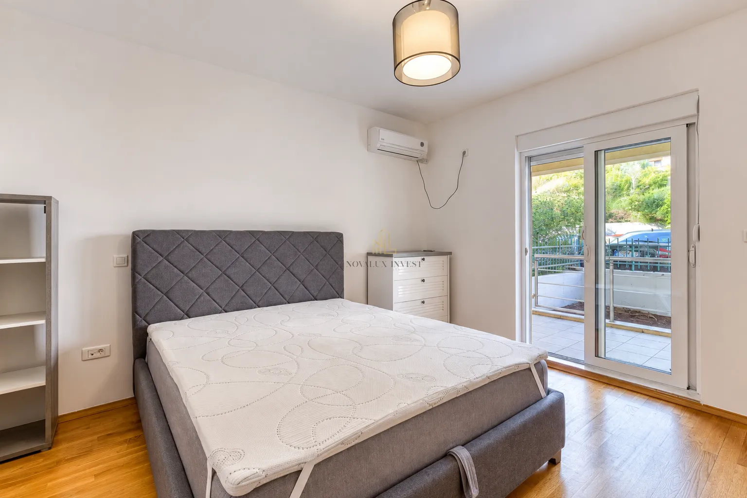 Bedroom with a double bed and access to the terrace.
