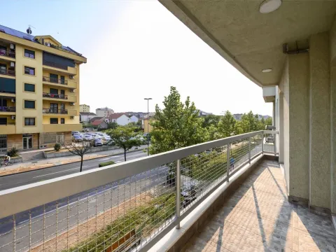 Izdavanje, dvosoban stan, 65m², Stari Aerodrom, Podgorica - image 10