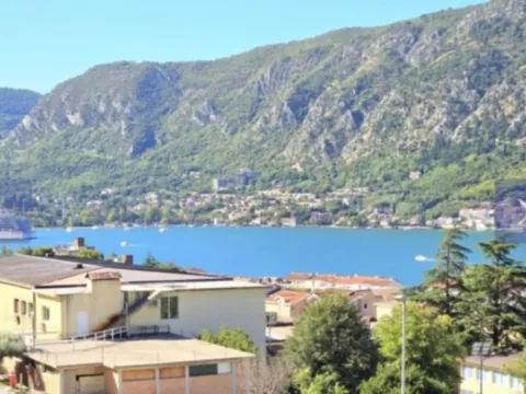 Prodaja, trosoban stan, 140m², Dobrota, Kotor - image 1