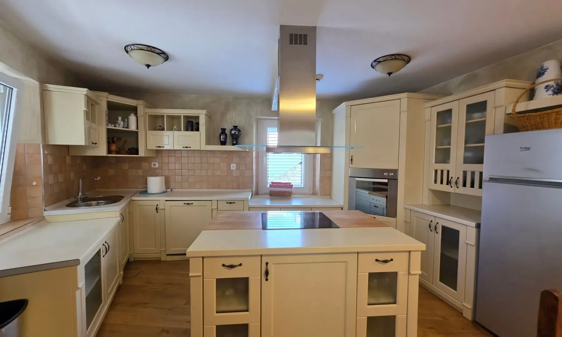Rent, three bedroom apartment, 120m², Stari Grad, Budva