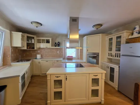 Rent, three bedroom apartment, 120m², Stari Grad, Budva - image 4