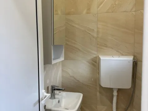 Rent, house, 500m², Stari Aerodrom, Podgorica - image 11