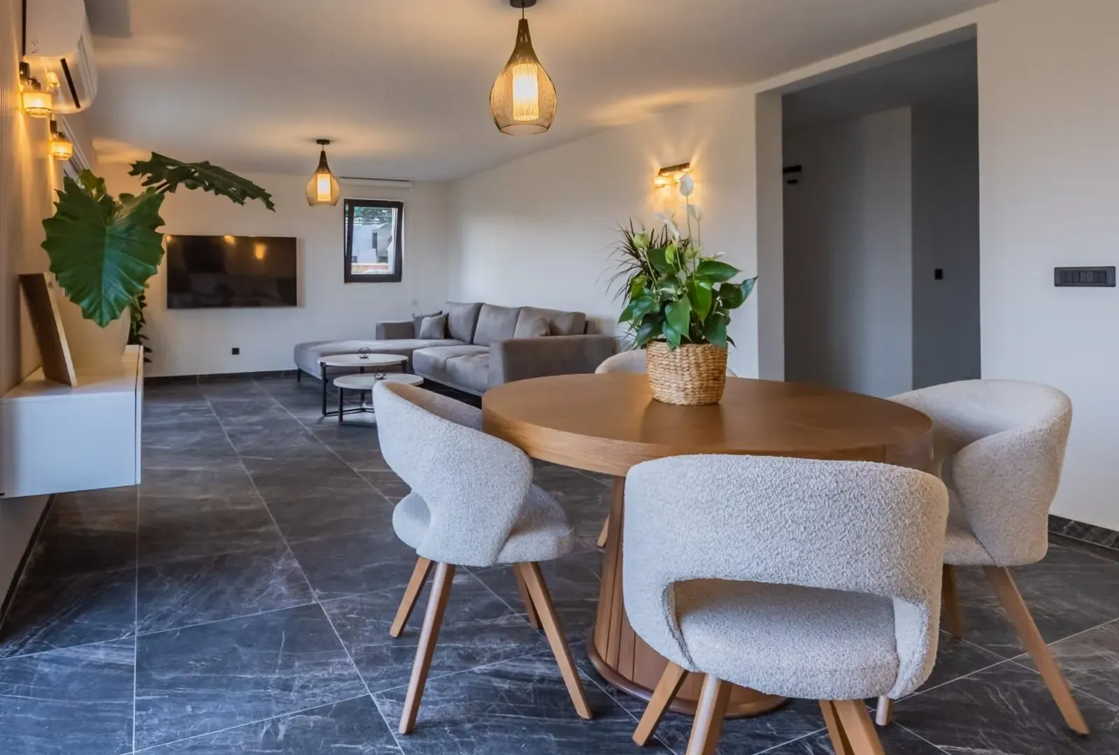 Izdavanje, kuća, 300m², Markovići, Budva