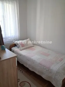 Manja spavaća soba sa krevetom i prozorom. - image 9