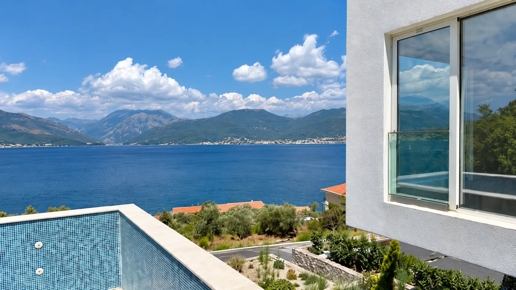 Pogled na more i planine sa terase moderne kuće.