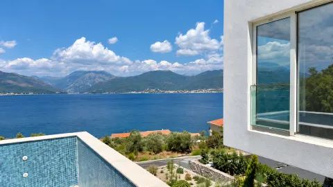Pogled na more i planine sa terase moderne kuće. - image 3