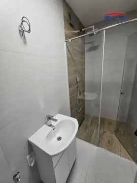 Savremeno opremljeno kupatilo sa umivaonikom i tuš kabinom. - image 4