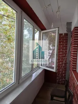 Zastakljeni balkon sa prozorima i stolicama. - image 4