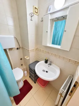 Manje kupatilo sa umivaonikom, WC šoljom i zidnim ormarićem sa ogledalom. - image 6