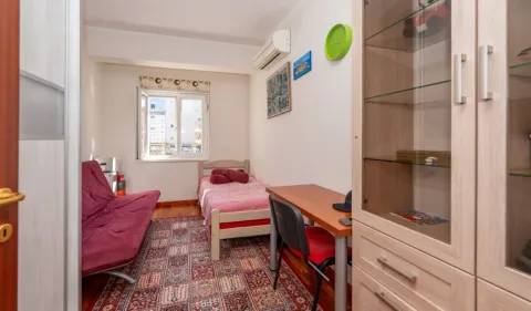 Dječija soba sa krevetom, radnim stolom i garderoberom. - image 6