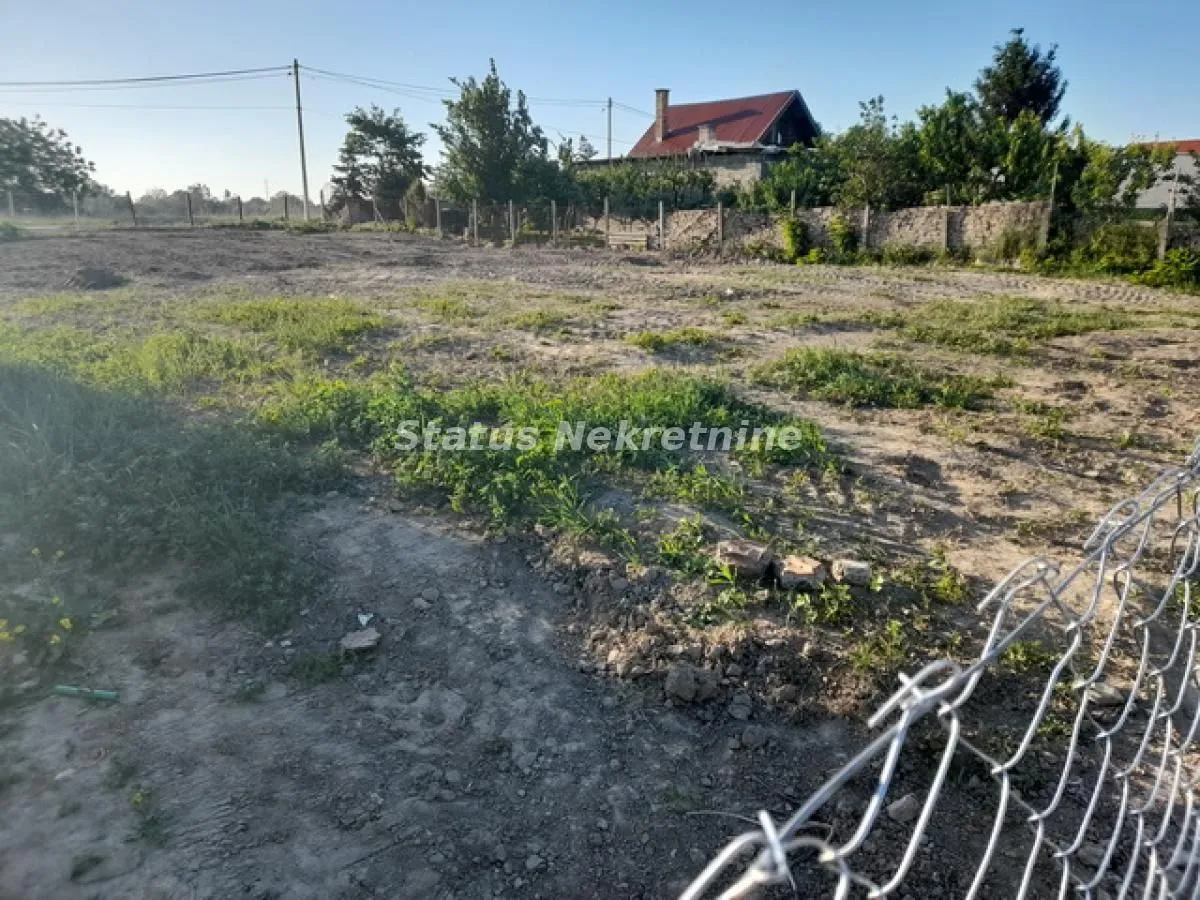 Izdavanje, plac, 880m², Veternik, Novi Sad Sve Podlokacije