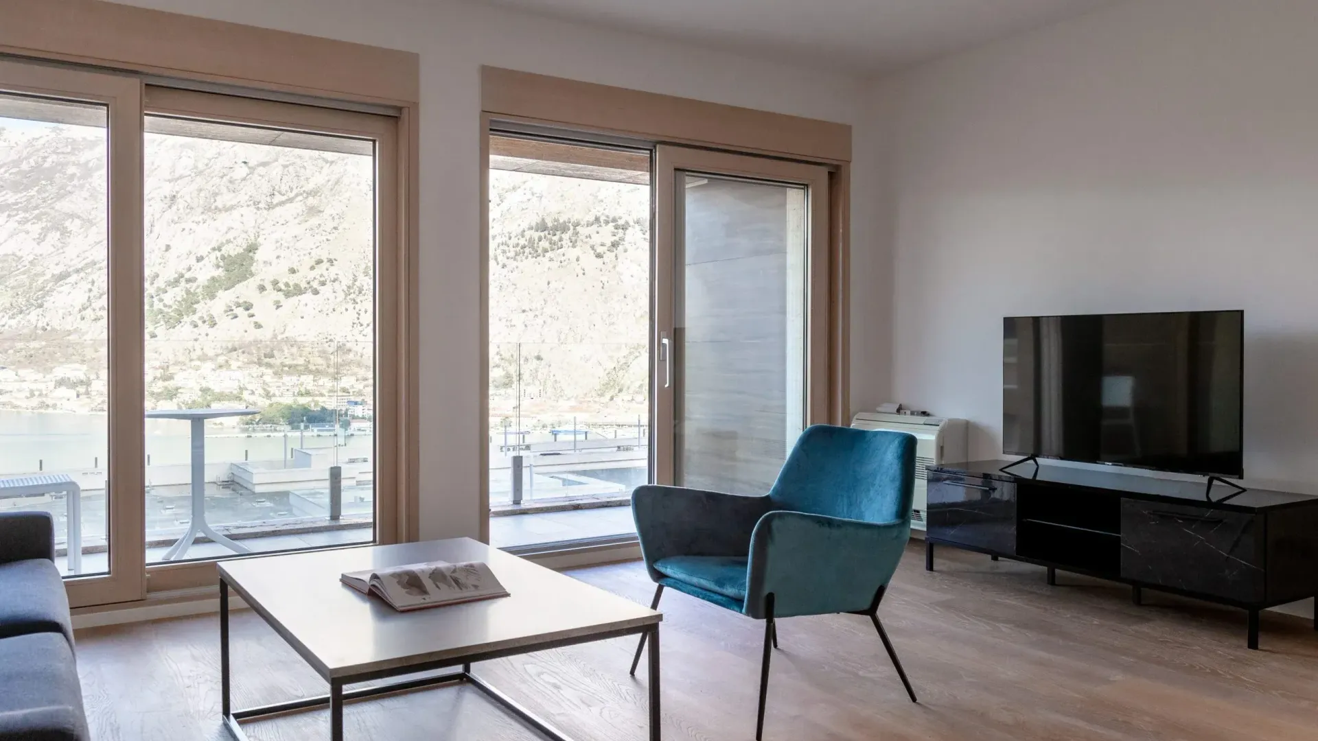 Izdavanje, stan, 136m², Kotor, Crna Gora