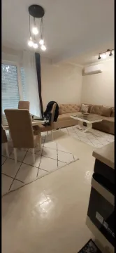 Prostrana dnevna soba sa garniturom i trpezarijom. - image 3