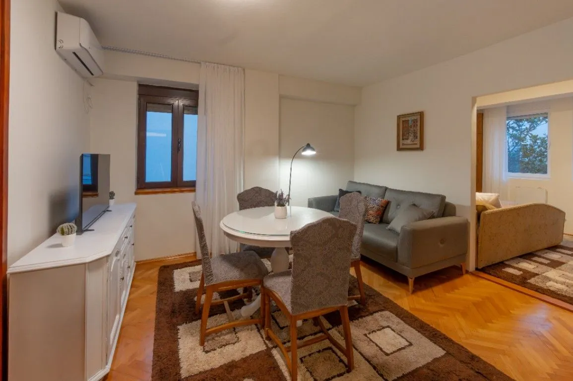 Izdavanje, dvosoban stan, 50m², Centar, Podgorica