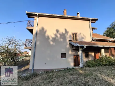 Bočni pogled na spoljašnjost kuće sa dvorištem i terasama. - image 4