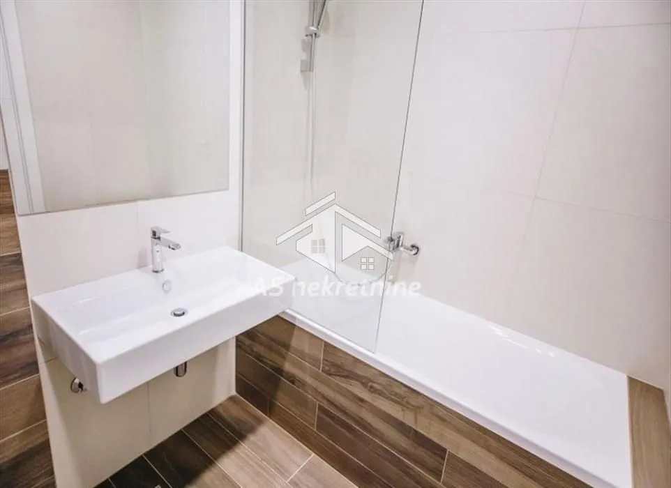 Izdavanje, trosoban stan, 68m², Čubura, Beograd
