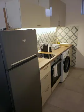 Manja kuhinja sa frižiderom, šporetom i ugrađenom mašinom za pranje veša. - image 12