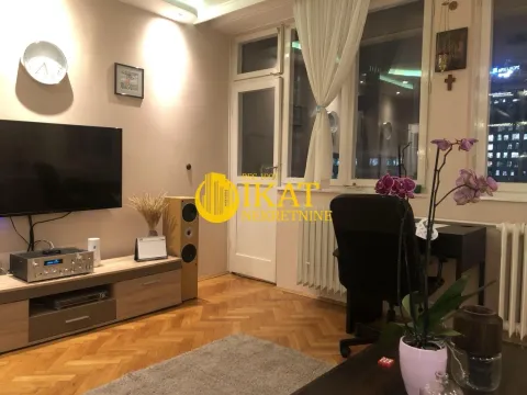 Dnevna soba sa televizorom, zvučnicima i radnim stolom. - image 2