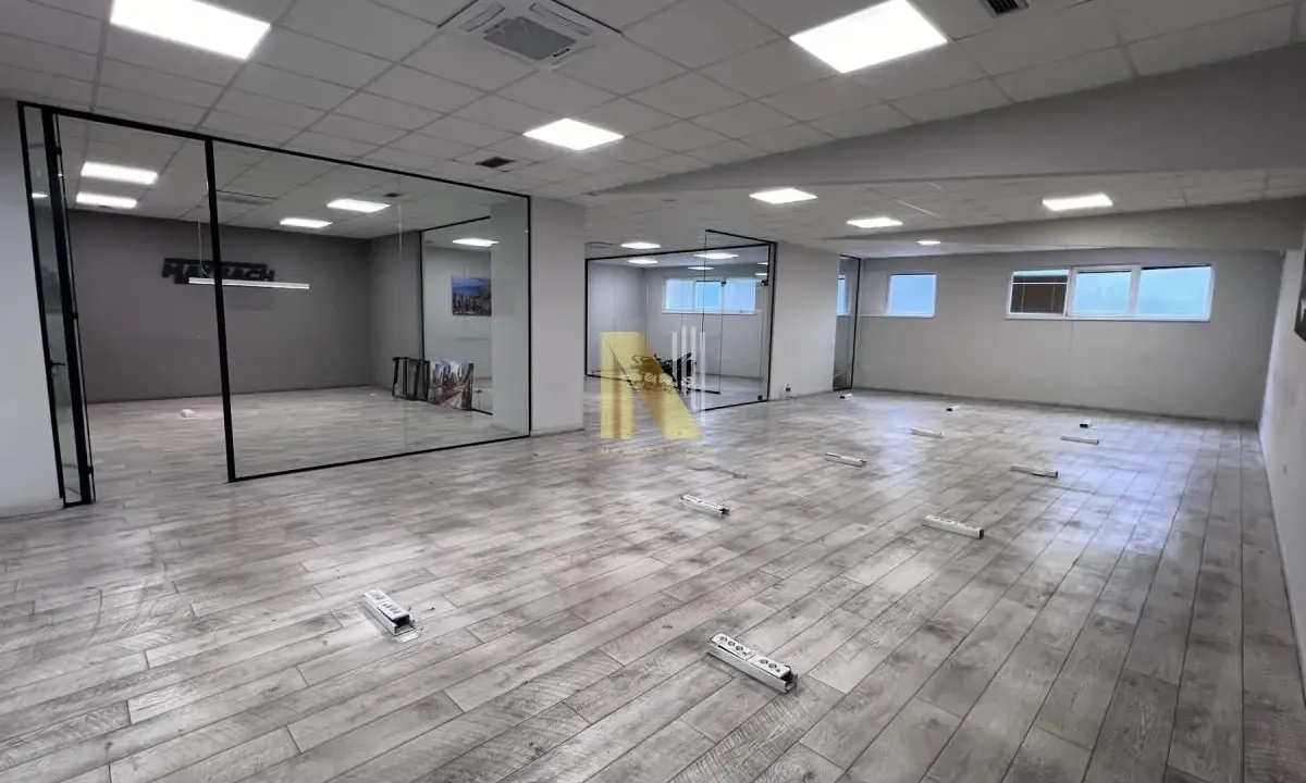 Izdavanje, poslovni prostor, 308m², Centar, Novi Sad