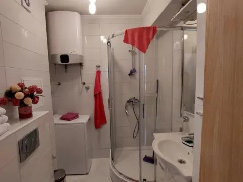 Izdavanje, dvosoban stan, 70m², Centar, Tivat - image 4