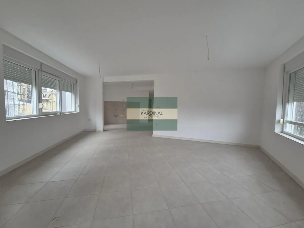 Izdavanje, četvorosoban stan, 97m², Centar, Paraćin