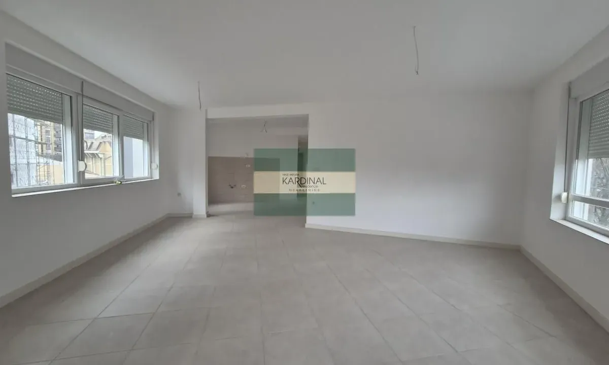 Izdavanje, četvorosoban stan, 97m², Centar, Paraćin