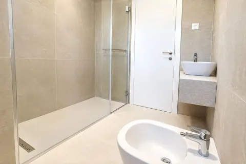 Moderno opremljeno kupatilo sa tuš kabinom i umivaonikom. - image 11