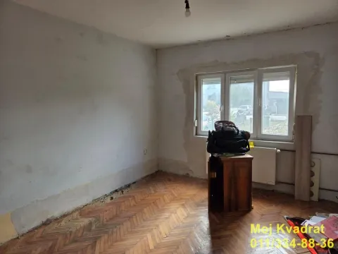 Prazna prostorija sa parketom i prozorom tokom renoviranja. - image 9